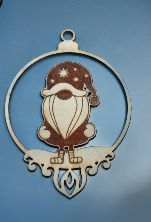 Boule de Noël gnome gravée sur bois naturel