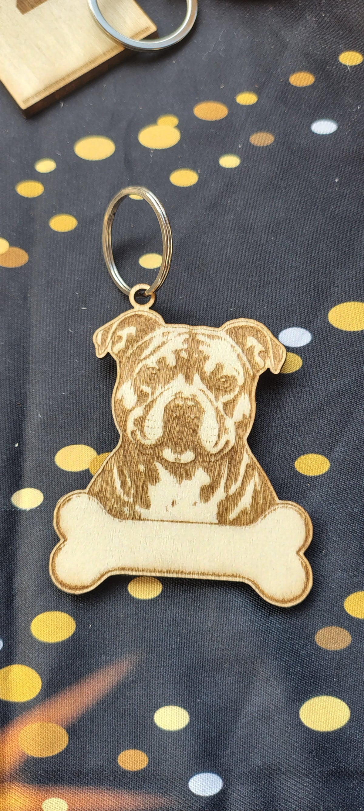 Porte-clés chien à oreilles tombantes en bois gravé