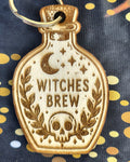 Porte-clés en bois en forme de fiole de potion gravée Witches Brew avec lune, étoiles et tête de mort