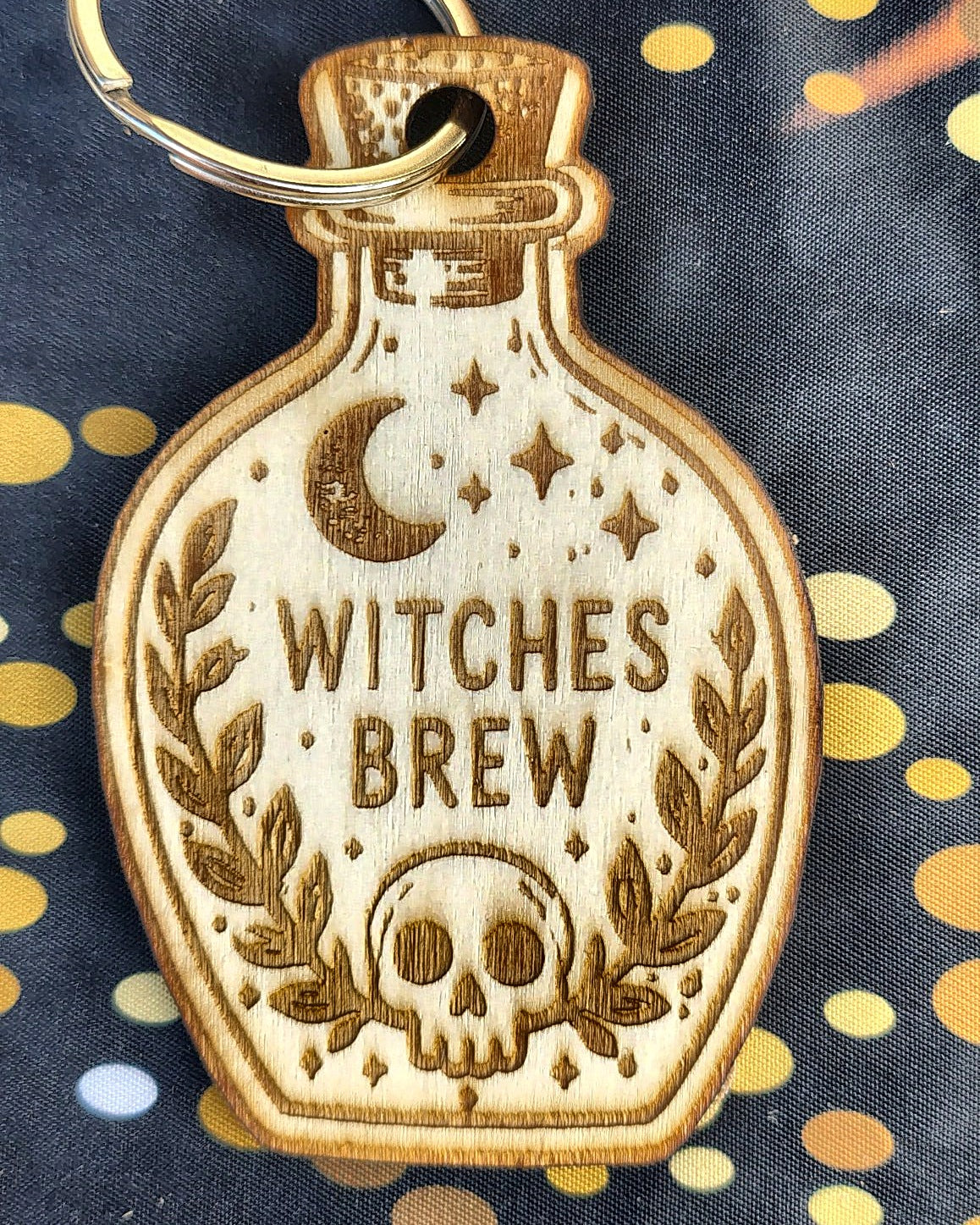 Porte-clés en bois en forme de fiole de potion gravée Witches Brew avec lune, étoiles et tête de mort