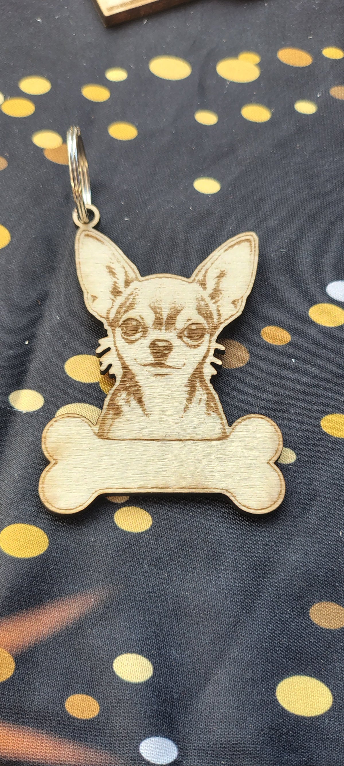 Porte-clés petit chien à grandes oreilles en bois gravé