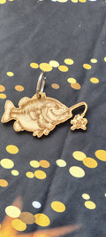 Porte-clés poisson pêcheur en bois gravé avec anneau métallique