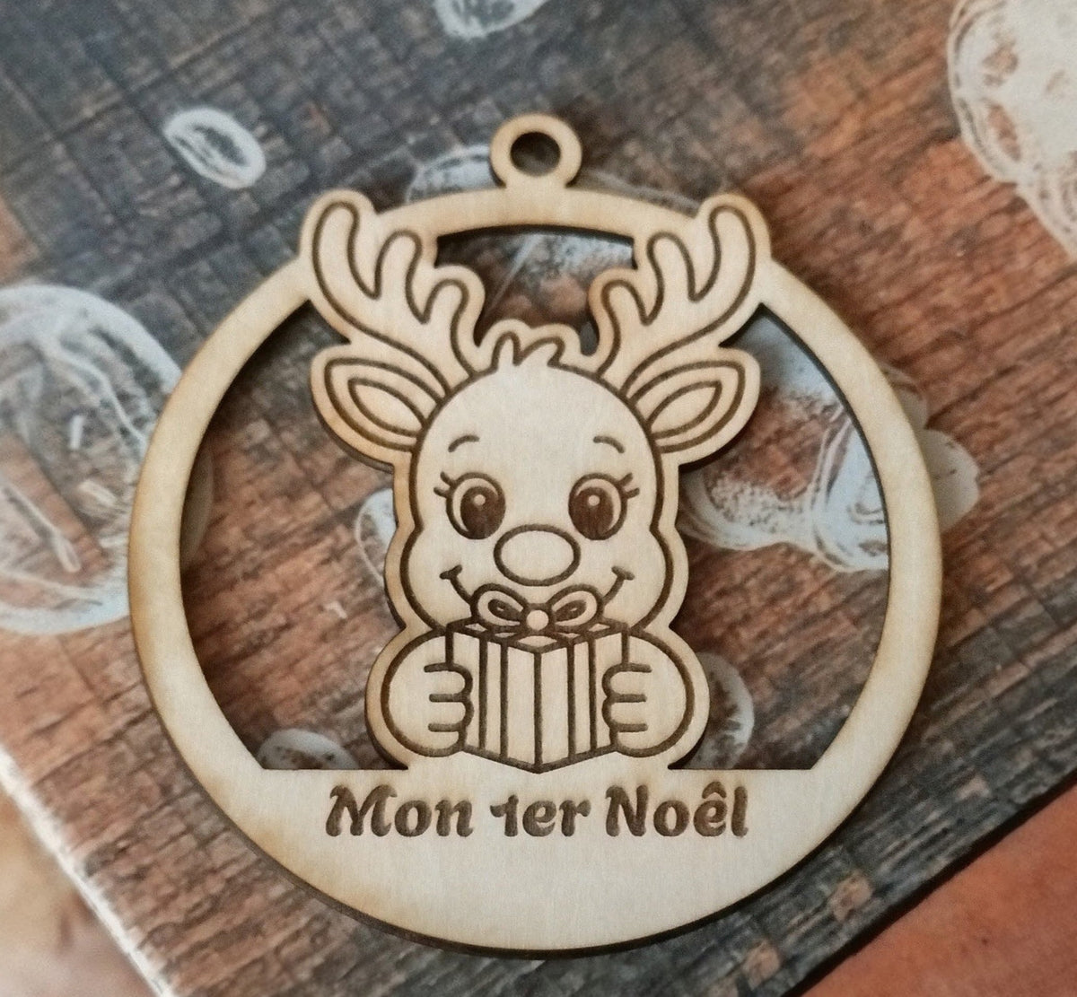Boule de Noël personnalisée en bois gravée au laser