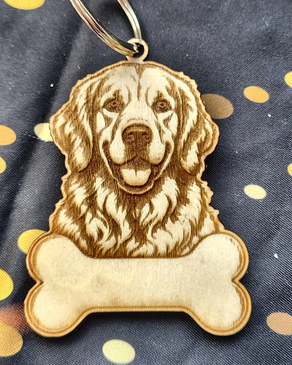 Porte-clés chien à longues oreilles en bois gravé