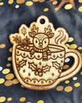 Décoration de Noël en bois gravé représentant un renne dans une tasse