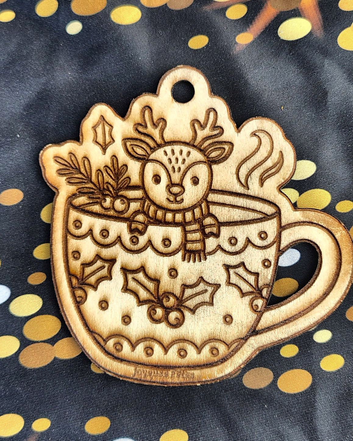 Décoration de Noël en bois gravé représentant un renne dans une tasse