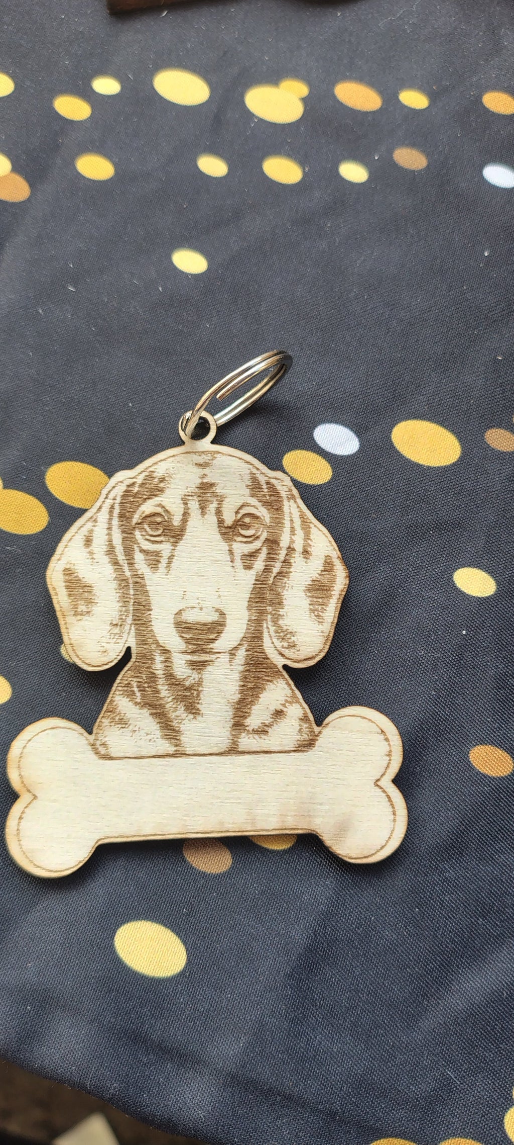Porte-clés chien en bois gravé avec os
