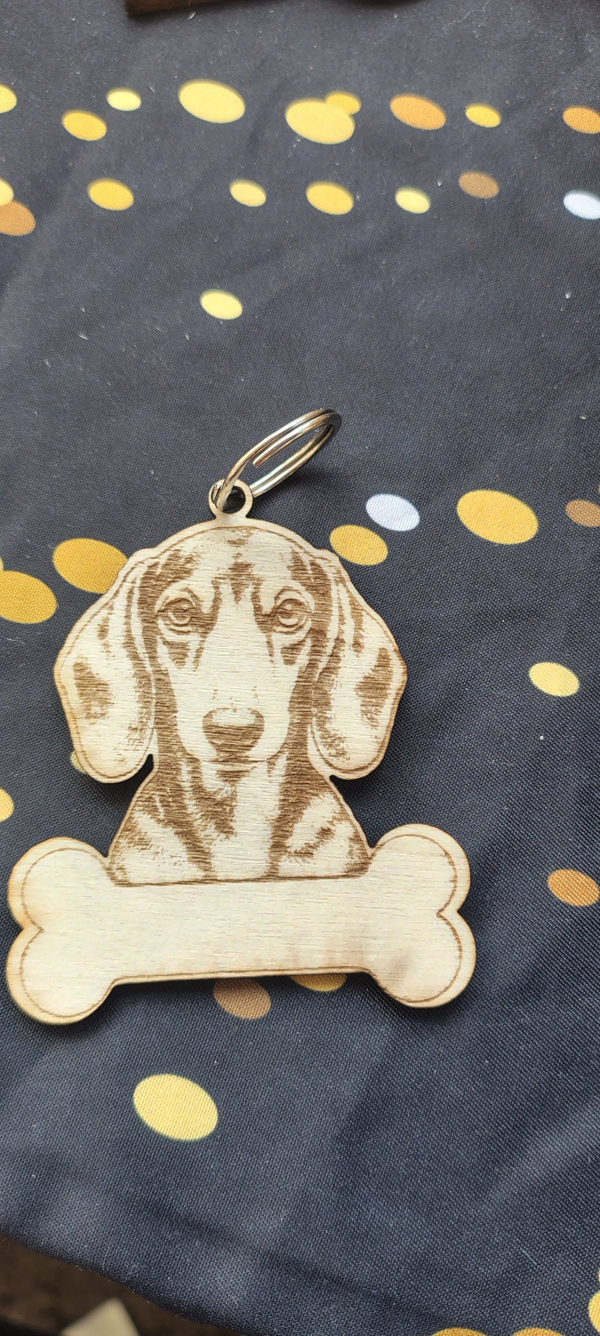 Porte-clés chien en bois gravé avec os