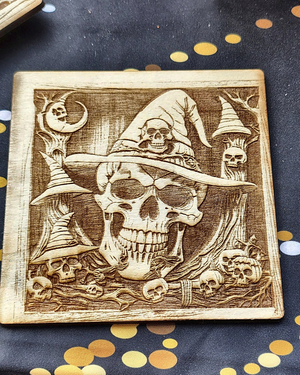 Tableau bois gravé Halloween sur chevalet – Citrouille ou Tête de mort sorcière