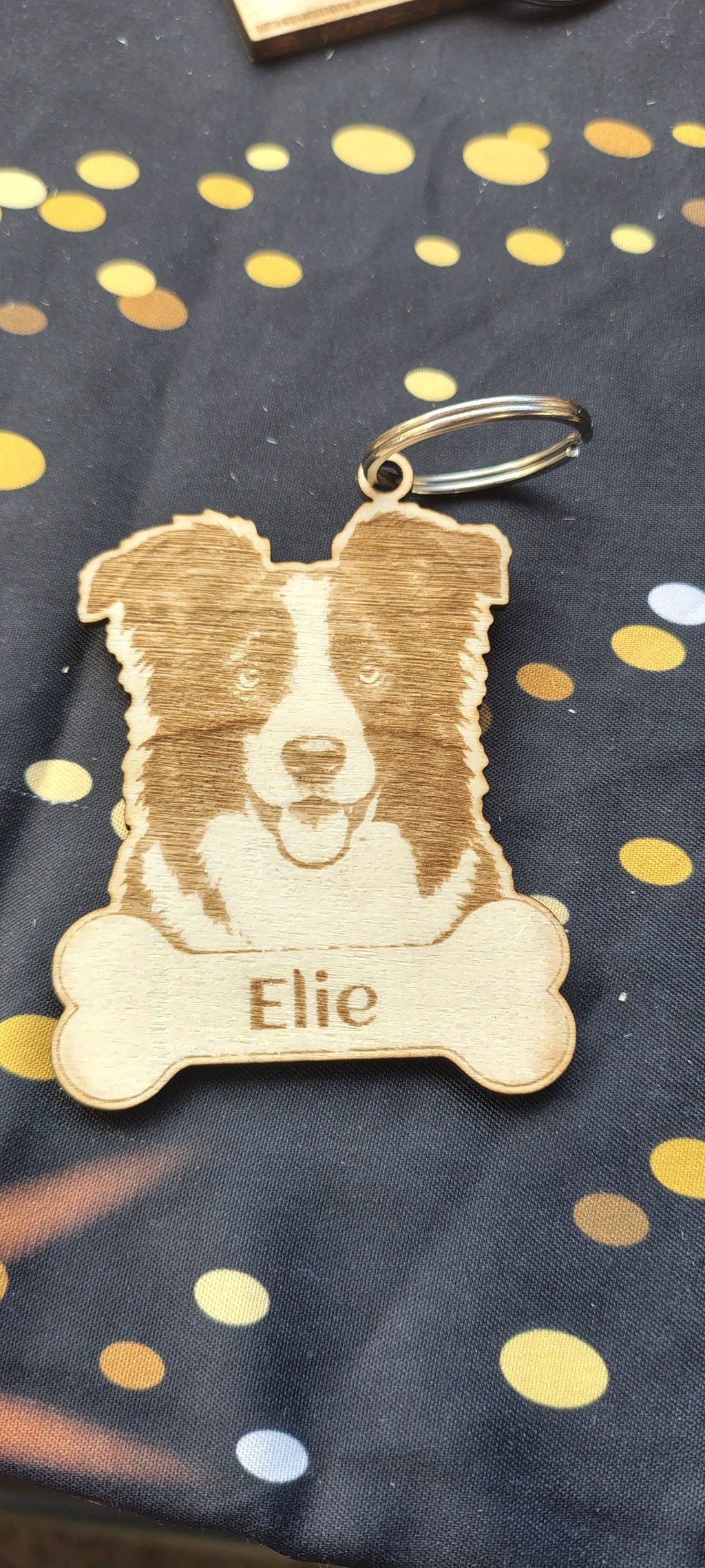Porte-clés chien en bois gravé avec prénom Elie