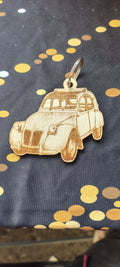 Porte-clés en bois gravé en forme de voiture ancienne avec anneau métallique