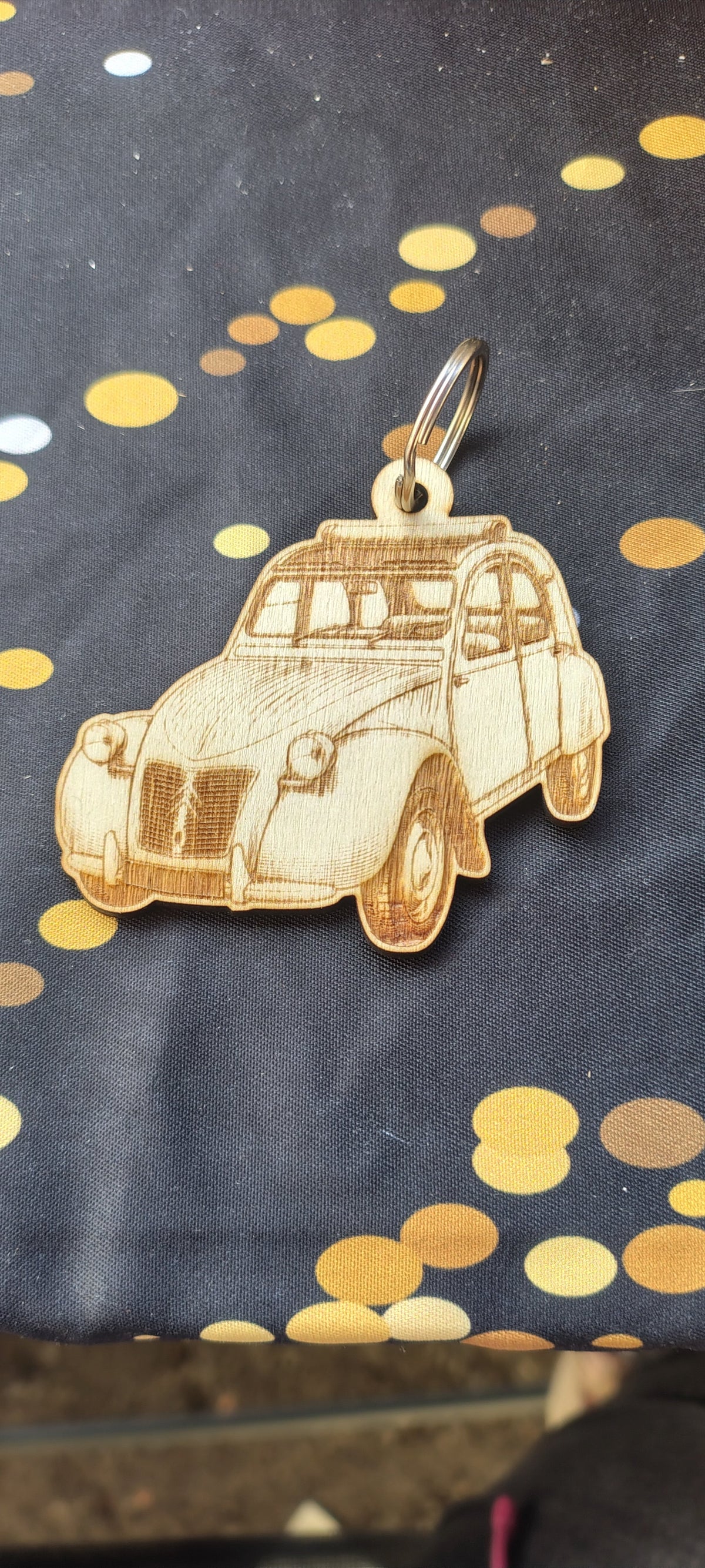 Porte-clés en bois gravé en forme de voiture ancienne avec anneau métallique