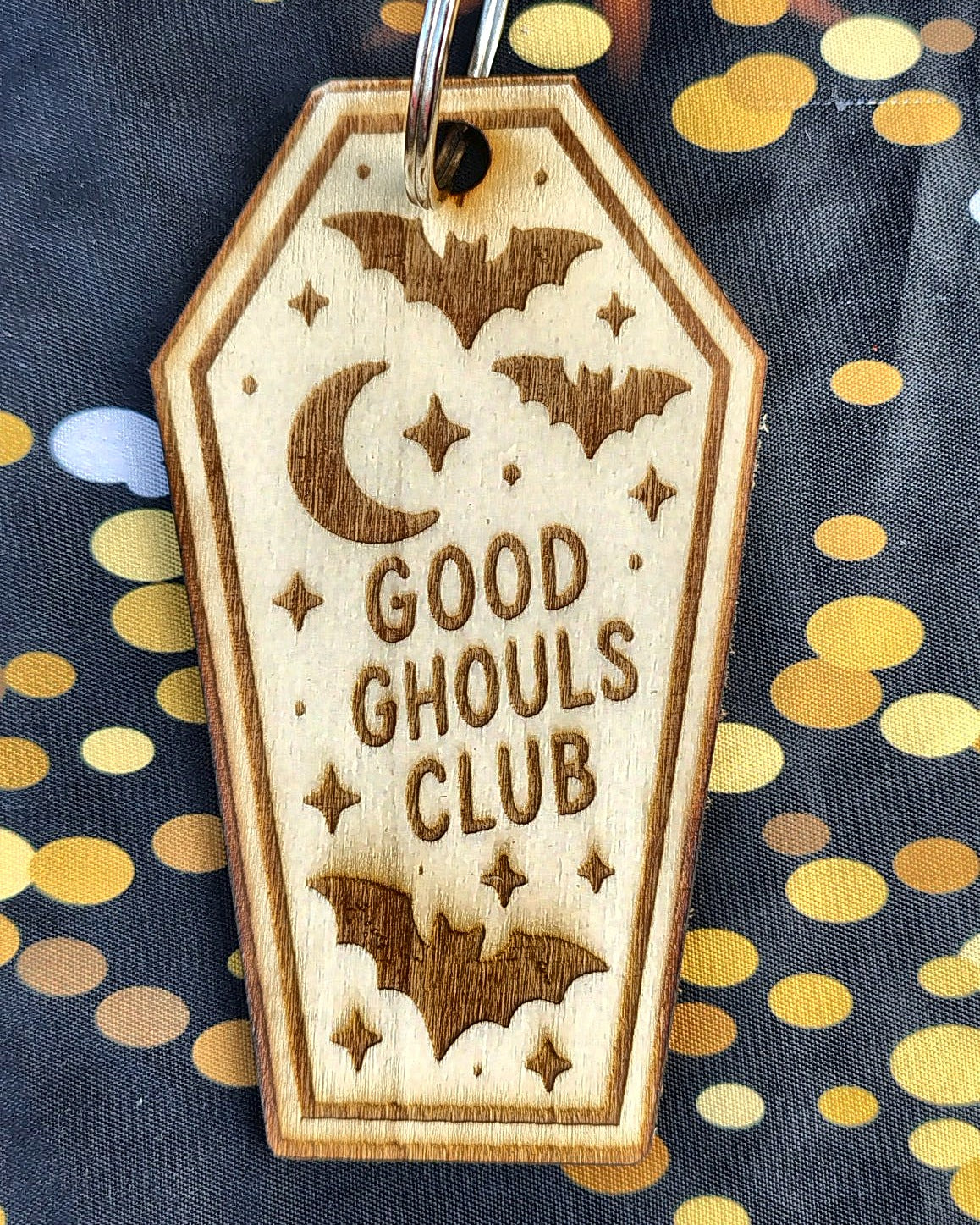 Porte-clé Cercueil Halloween « Good Ghouls Club » – Bois gravé