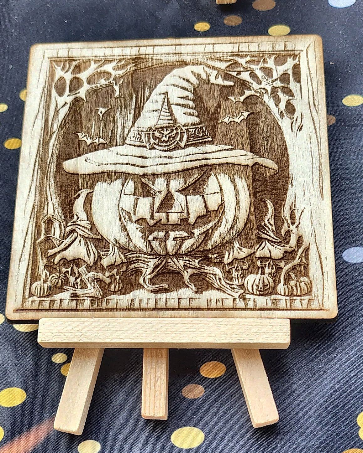 Tableau bois gravé Halloween sur chevalet – Citrouille ou Tête de mort sorcière