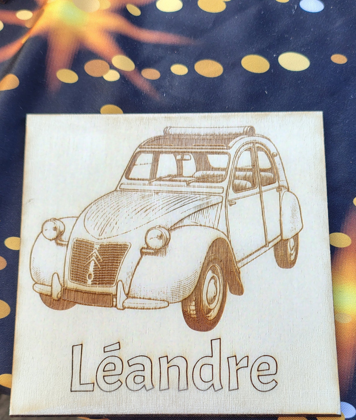 Exemple de plaque en bois gravé avec voiture ancienne et prénom Léandre